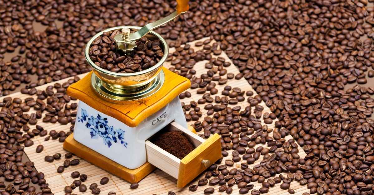 コーヒー 豆を挽く (1)